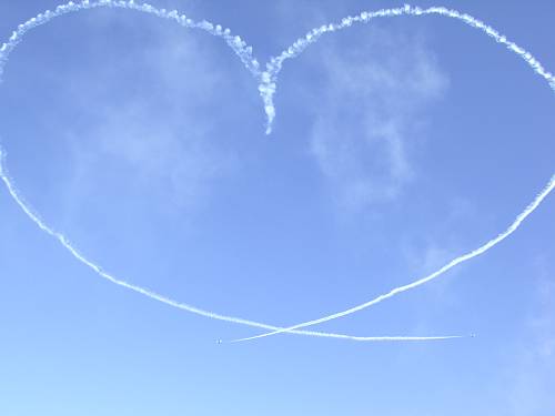秋空に航空機舞う