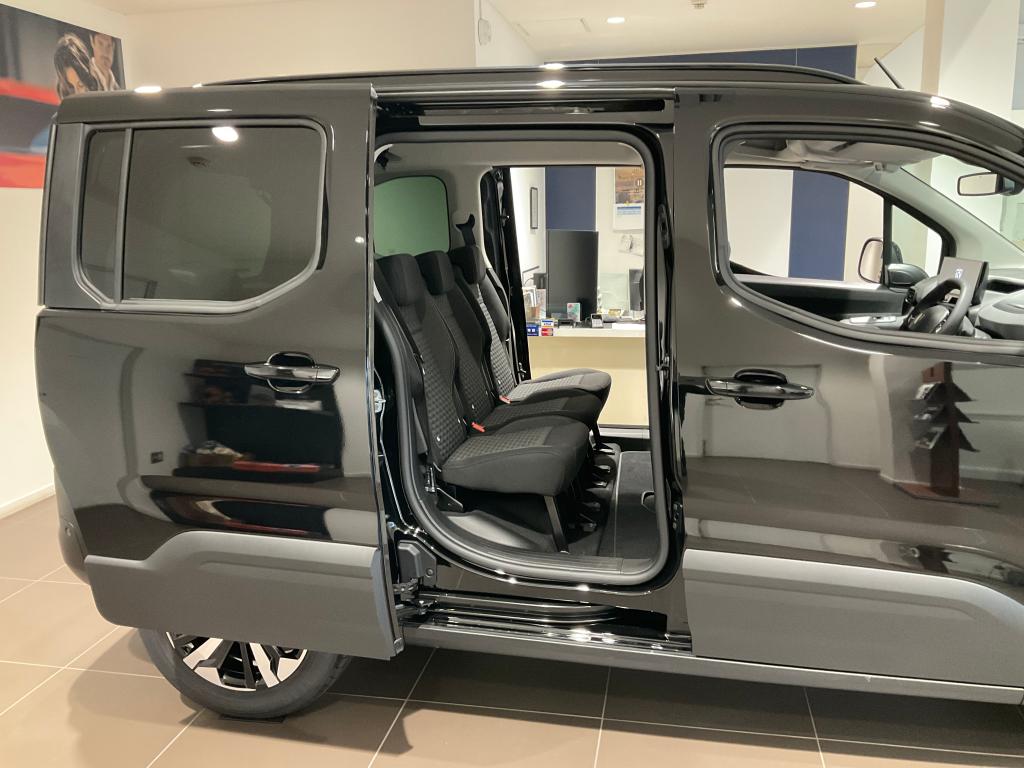 個性が溢れる人気モデル PEUGEOT RIFTER🦁