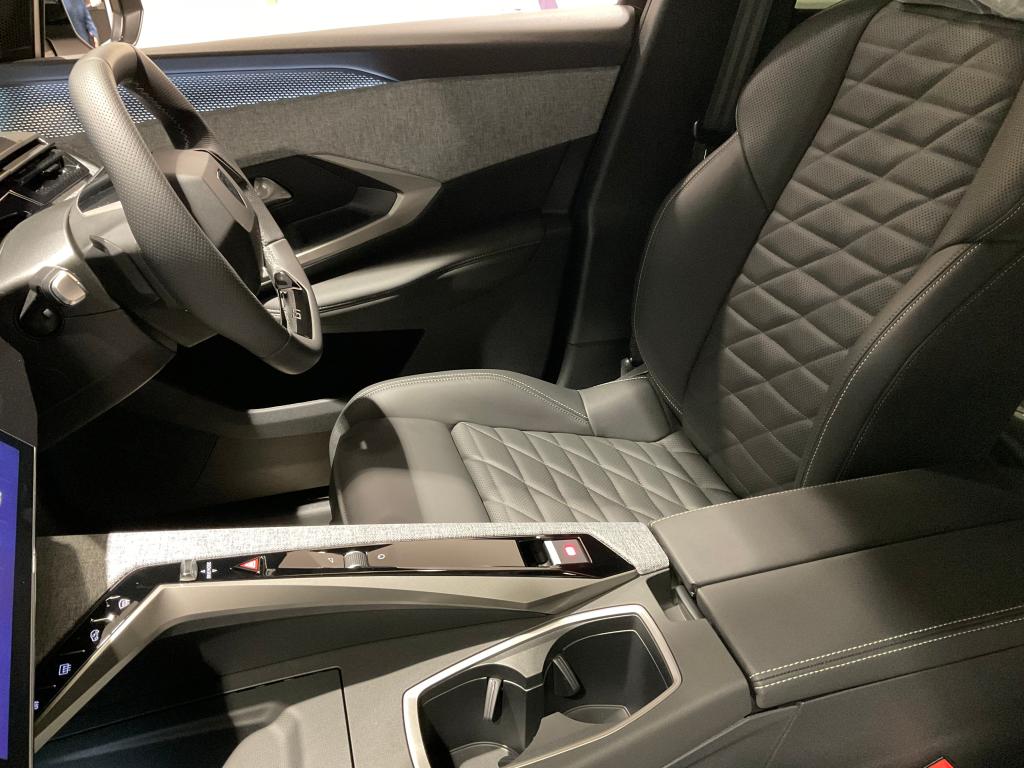 特別仕様車 3008HYBRID Black Edition🦁