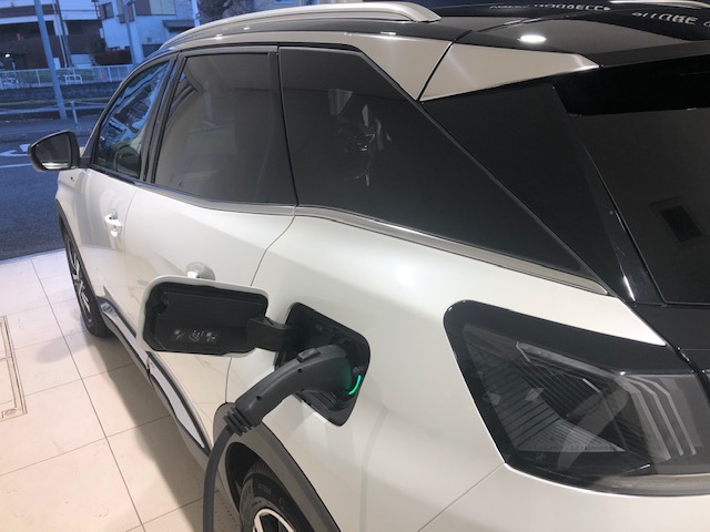 遂に所沢店に到着！！プジョー3008HYBRID4！！フロントエンジンと前後2モーター合計300PS！！