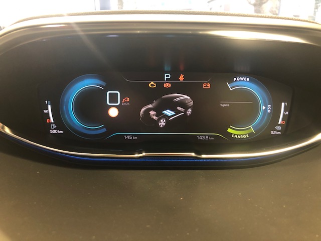遂に所沢店に到着！！プジョー3008HYBRID4！！フロントエンジンと前後2モーター合計300PS！！