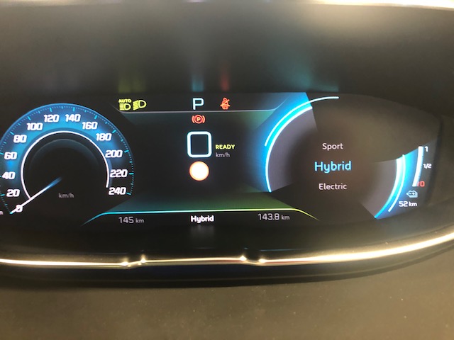 遂に所沢店に到着！！プジョー3008HYBRID4！！フロントエンジンと前後2モーター合計300PS！！